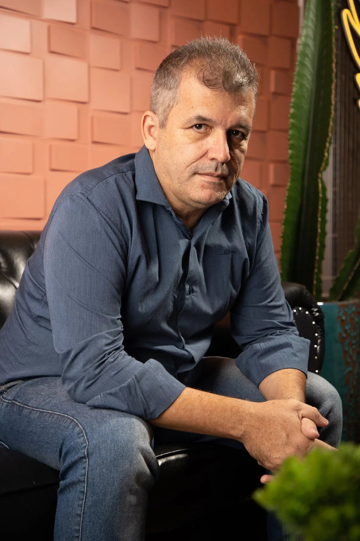 Norival Mariano em seu estúdio